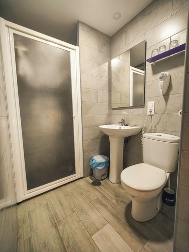 Bathroom 5, Hostal París, Cádiz