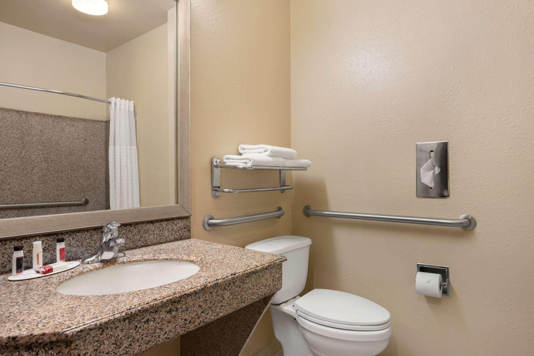 Bathroom 5, Baymont by Wyndham Clute/Lake Jackson, Brazoria
