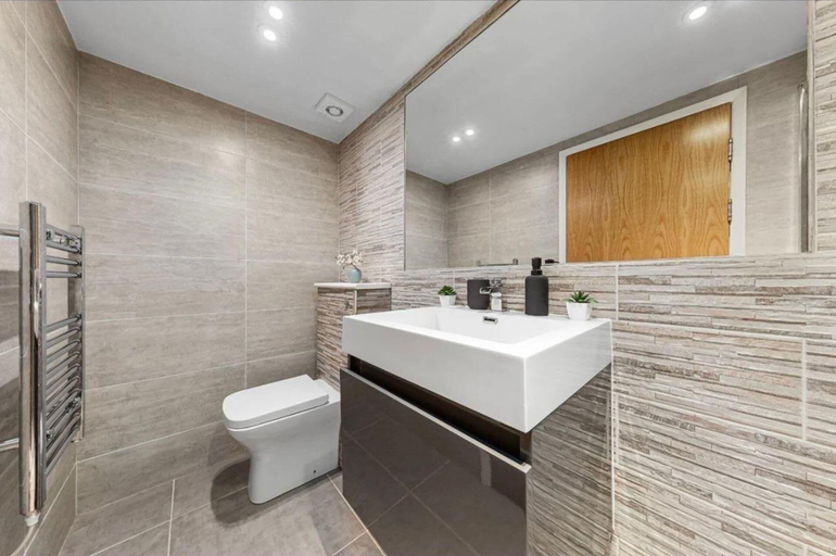 Bathroom 2, Modern Battersea Apartment - Sleeps 6 & Mini Bar, London