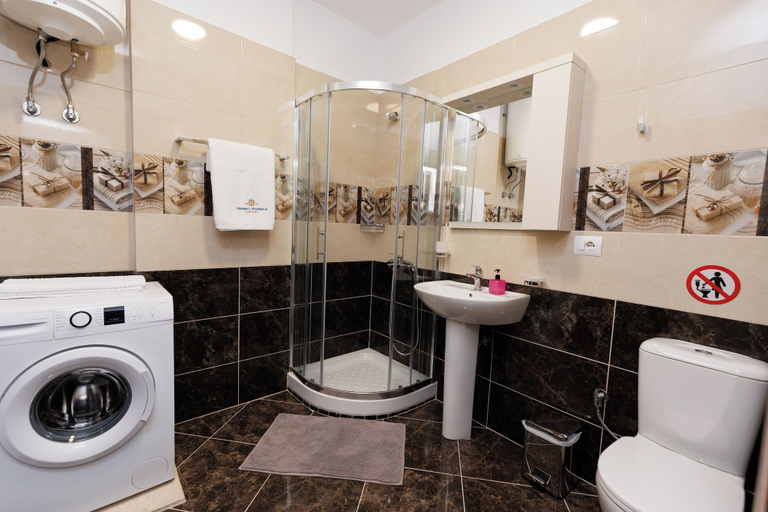 Bathroom 5, Captain's Residence, Sarandës