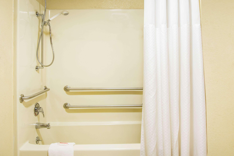 Bathroom 5, Days Inn by Wyndham Tallulah, Madison