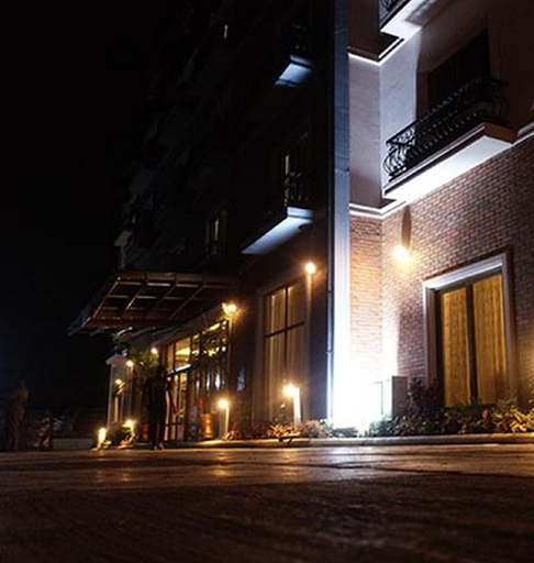 Exterior & Views