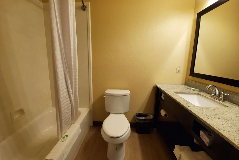 Bathroom 4, Days Inn & Suites By Wyndham Florence/Jackson Area, Rankin