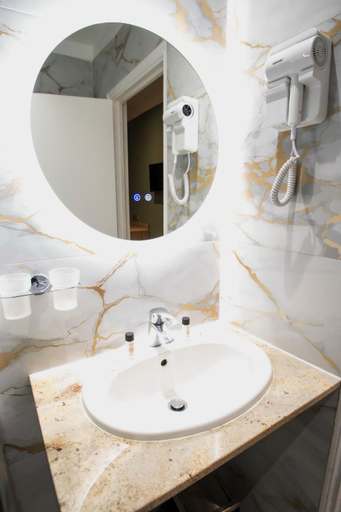 Bathroom 4, Hôtel Parisien, Alpes-Maritimes