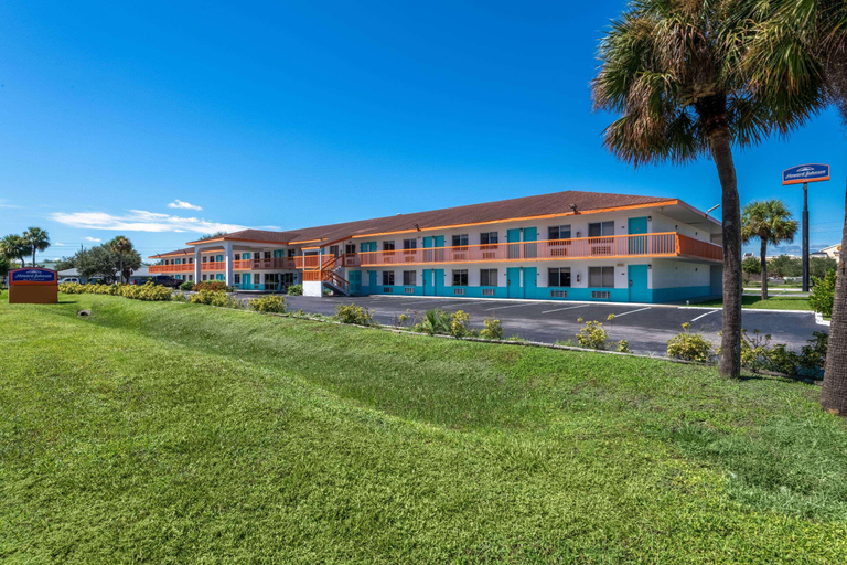 Food & Drinks 5, Howard Johnson by Wyndham Vero Beach/I-95, Indian River