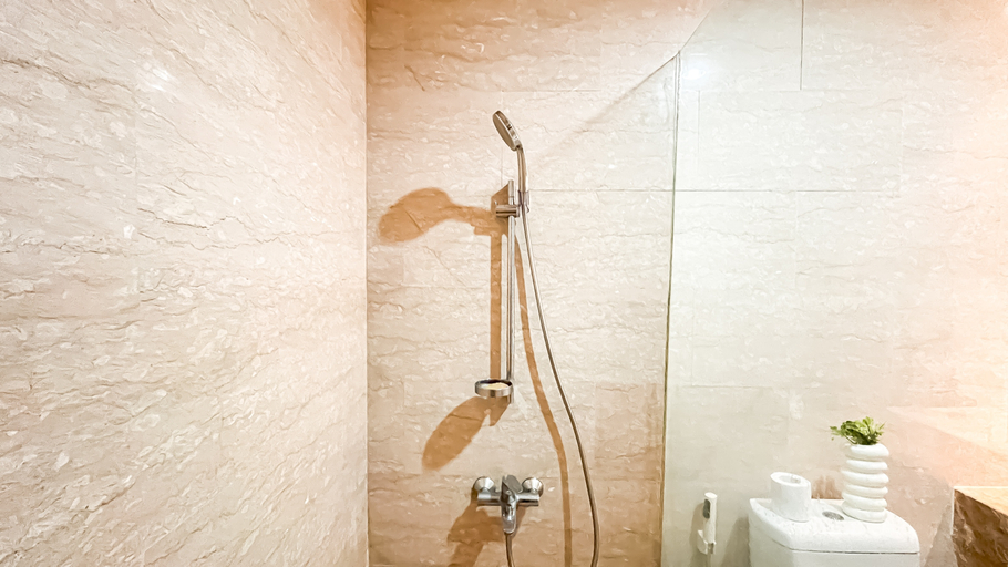 Bathroom 3, Comfort Living 2BR at Menteng Park Apartment By Travelio, Jakarta Pusat