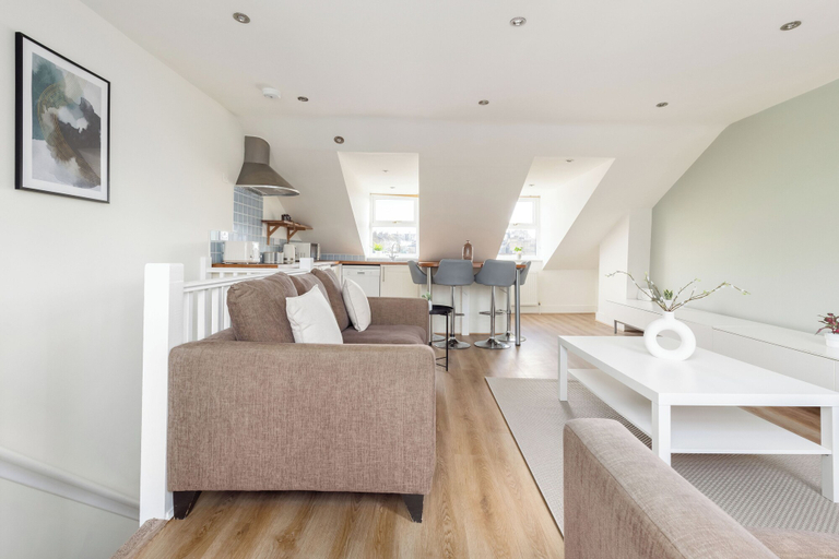 Others 5, Stylish Flat in Wandsworth, London