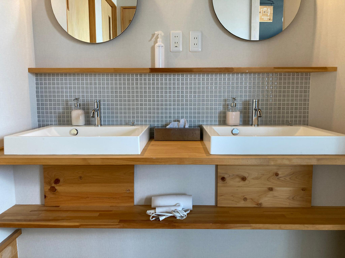 Bathroom 3, HIKE, Tamana