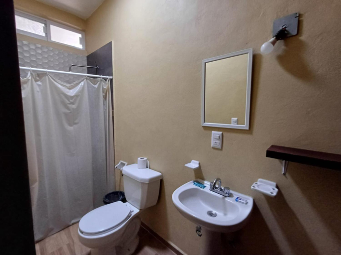 Bathroom 3, Hotel Canada's & Bungalows, Acatlán de Juárez