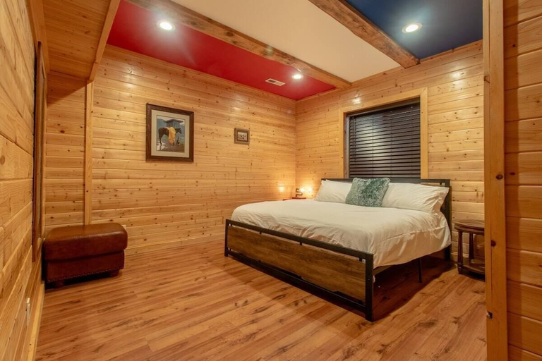 Bedroom 3, 14 Guests 5BR 2BA Game room and Living, Iron