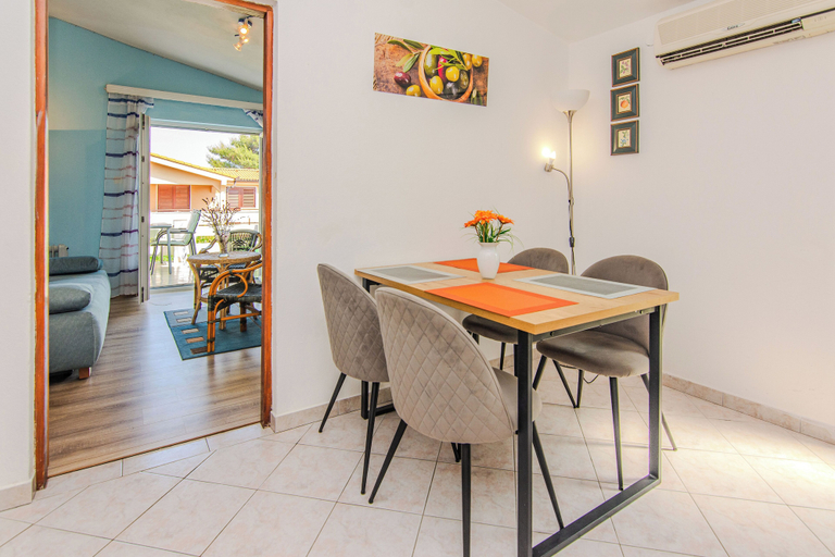 Others 4, Apartment Semak, Vir