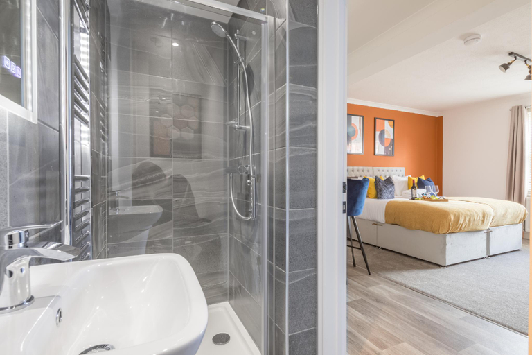 Bathroom, 46 Radcliffe Street, Milton Keynes