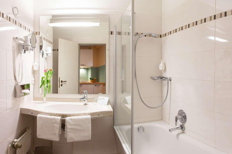 Bathroom 4, TOP CityLine Panorama Harburg, Hamburg