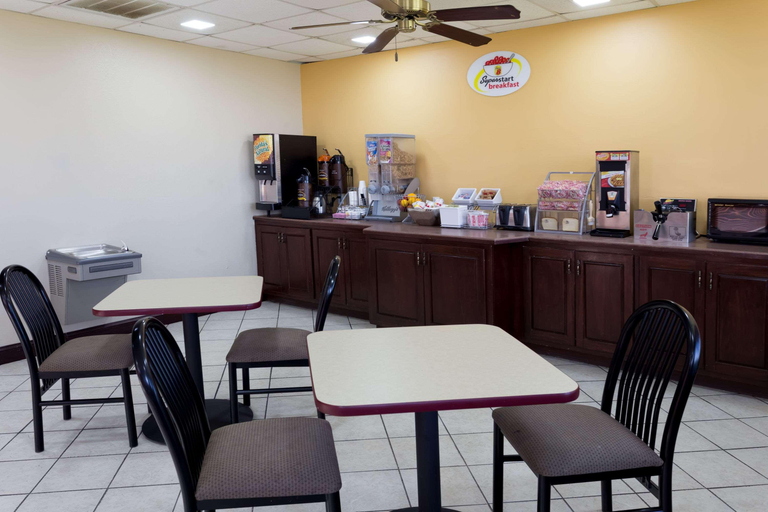 Food & Drinks 5, Super 8 by Wyndham Indianola, Sunflower