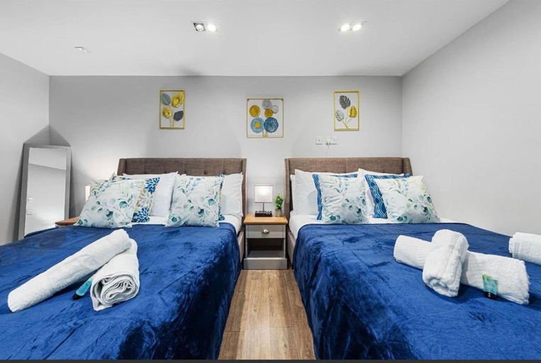 Room 5, Modern Battersea Apartment - Sleeps 6 & Mini Bar, London
