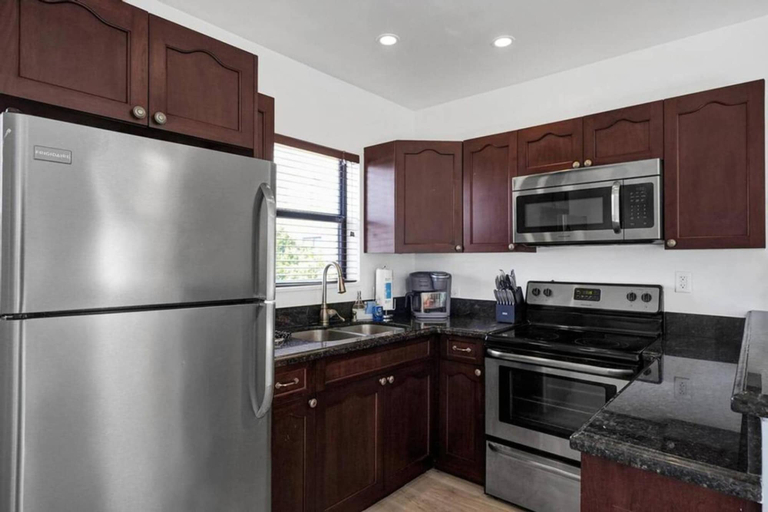 Private kitchen, Waves On Walnut 4-beach Access, Broward