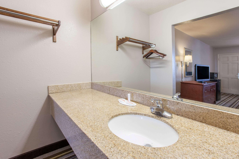 Bathroom 4, Super 8 by Wyndham Monroe West, Ouachita