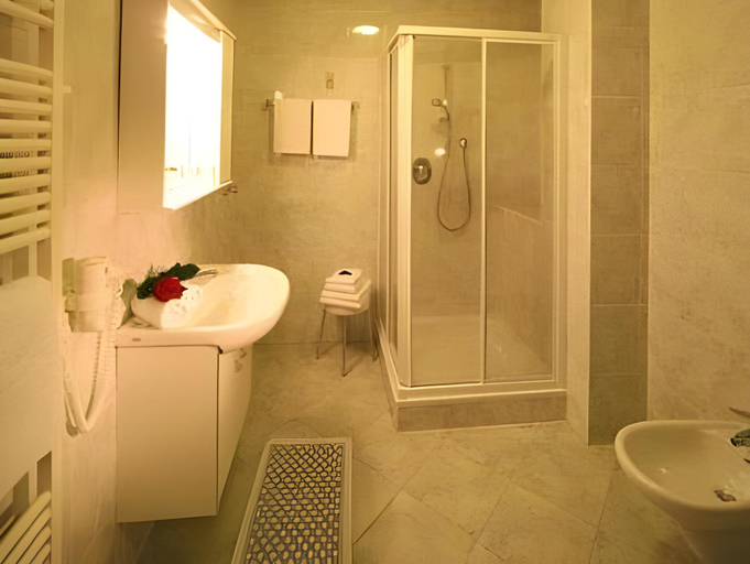 Bathroom 4, Post Gries, Bolzano