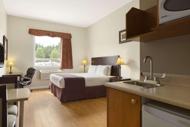 Bedroom 3, Days Inn by Wyndham Chetwynd, Peace River