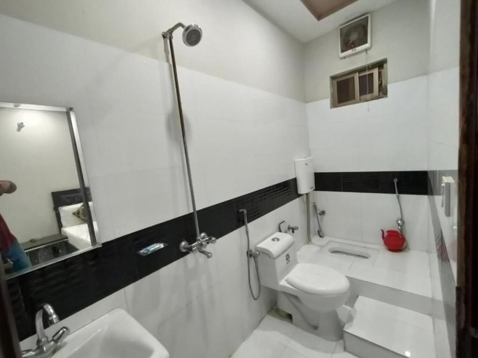 Bathroom 2, The Pearl Inn Hotel, Lahore