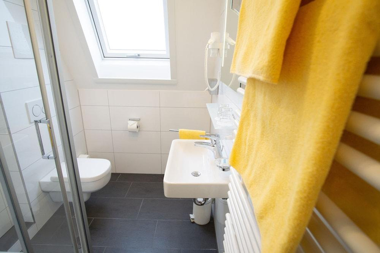 Bathroom 4, Hotel Drei Morgen, Esslingen