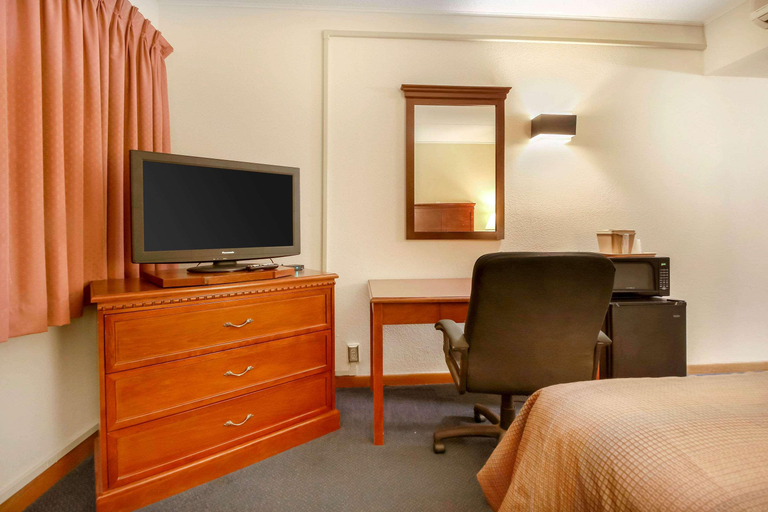 Bedroom 3, Comfort Inn Beaver Dam, Dodge