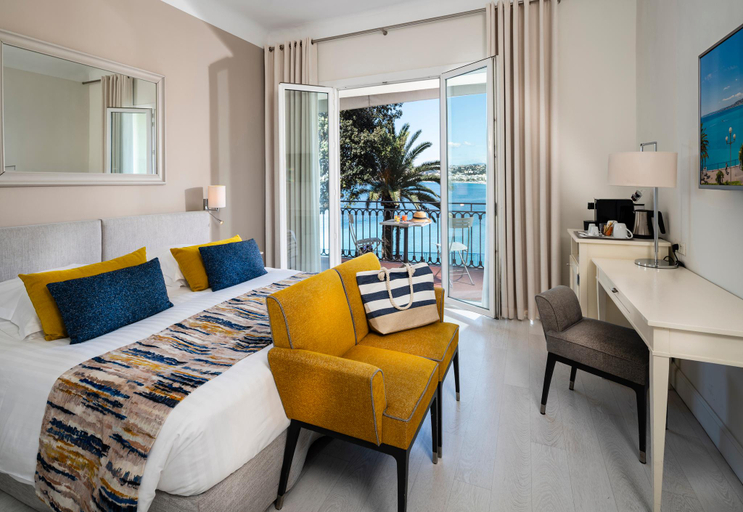 Bedroom 2, Hotel Suisse, Alpes-Maritimes