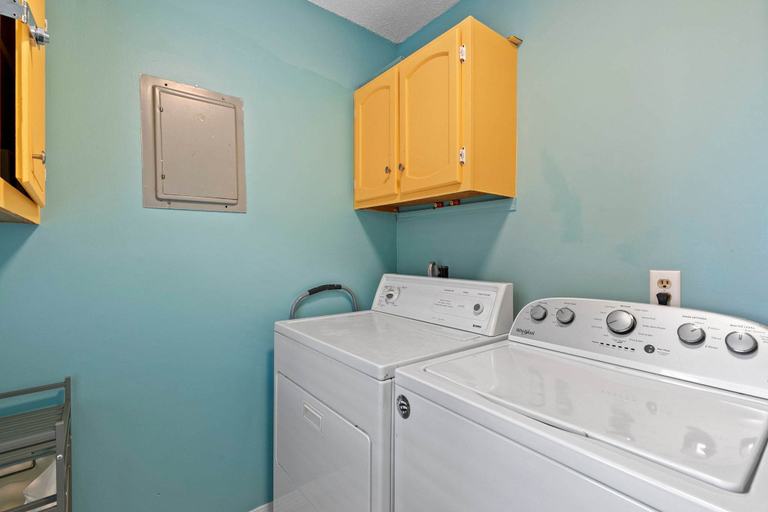 Room 5, Spacious 2BR Condo With Pool Steps From the Beach, Baldwin