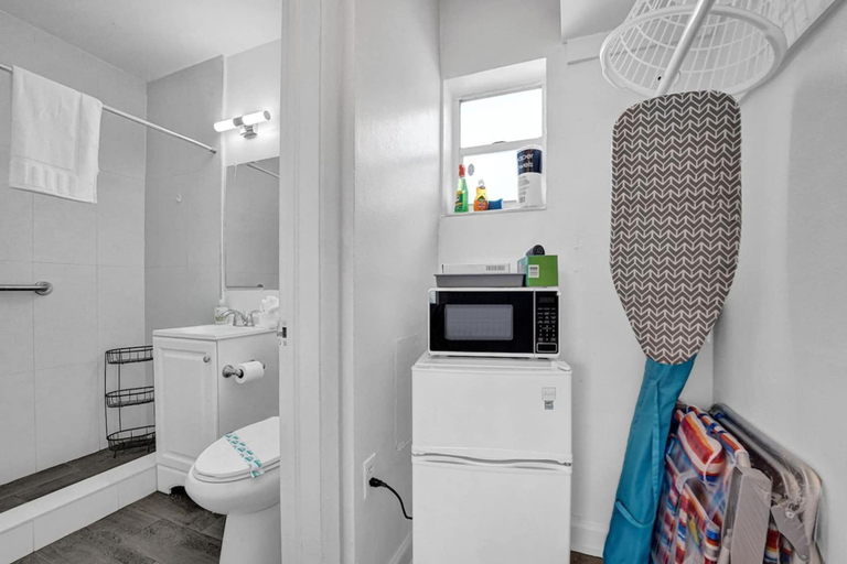 Room 5, Waves on Desoto Studio With Pool 3, Broward
