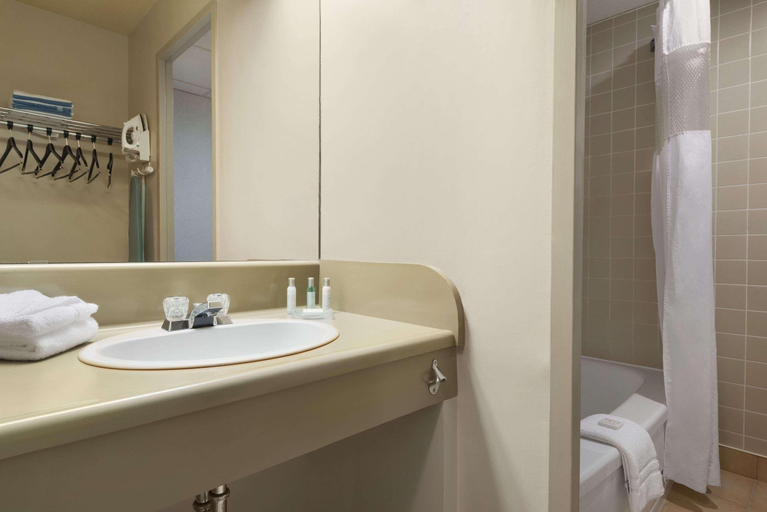 Bathroom 5, Quality Inn & Suites, Cape Breton