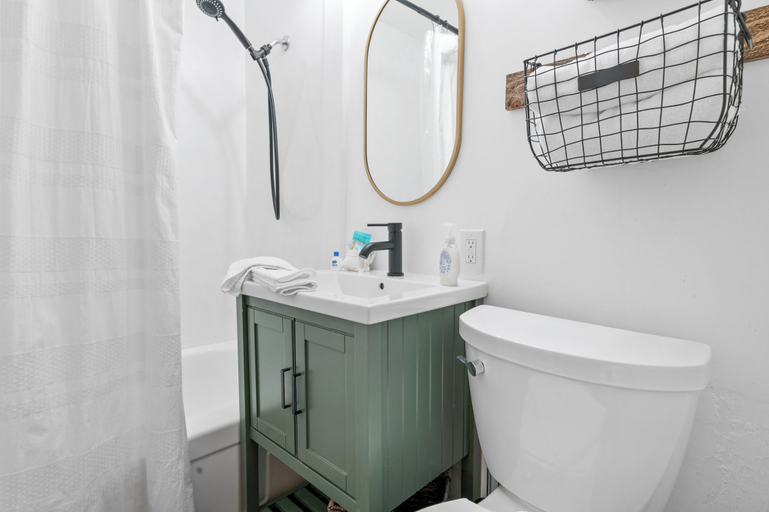 Bathroom, La Concha Chalet, San Bernardino
