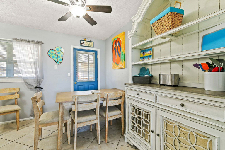Room 4, 2BR Condo w Pool Beach Access and Walk to Hangout, Baldwin