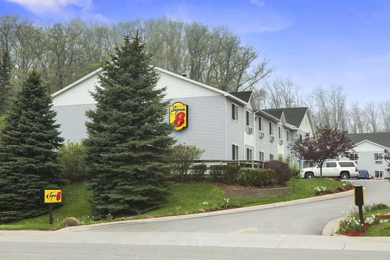 Exterior & Views 5, Super 8 by Wyndham Manistee, Manistee