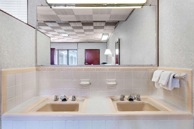 Bathroom 4, Knights Inn Galax, Galax
