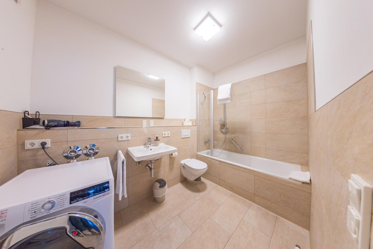 Bathroom 3, Hotel Freischutz Apartments, Landshut