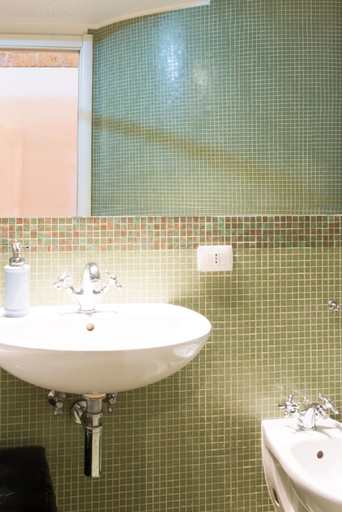 Bathroom 2, The Ancient wall , Rome