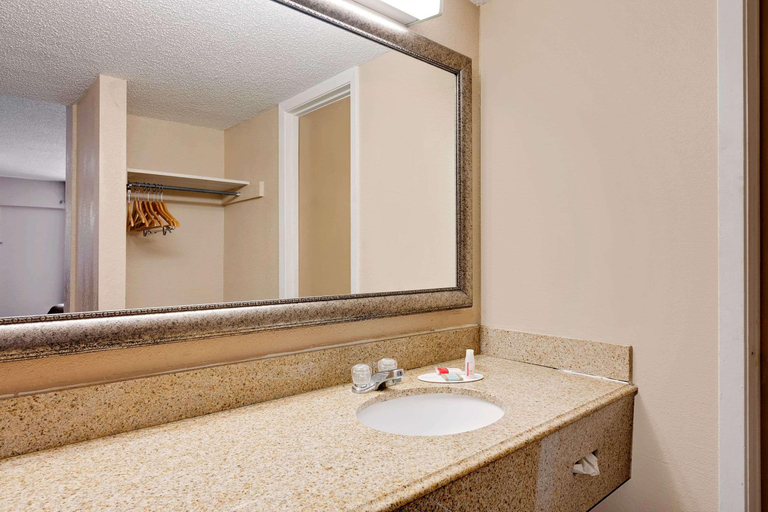 Bathroom 4, Travelodge By Wyndham Ozona, Ozona
