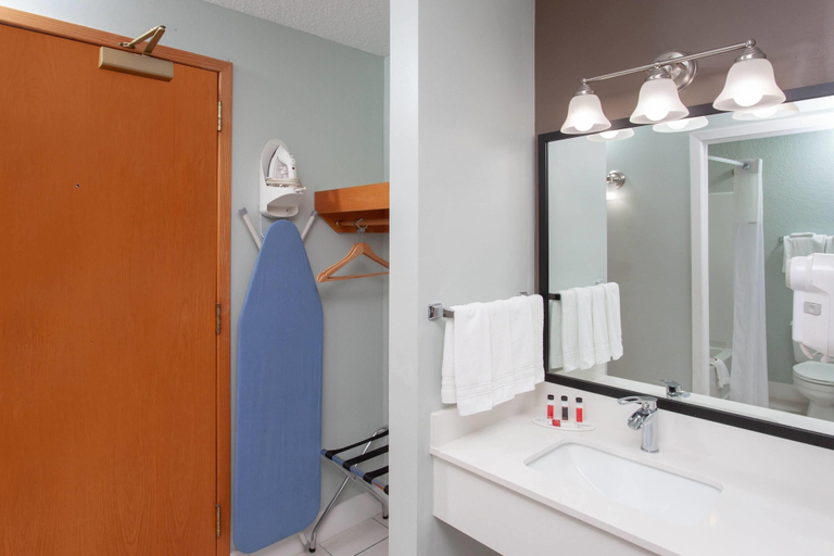 Bathroom 4, Baymont by Wyndham Grand Haven, Ottawa