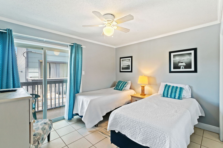 Room 5, 2BR Condo Beach Access Pool and Walk to Hangout, Baldwin