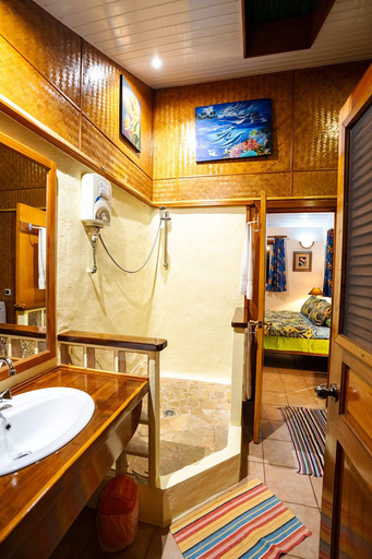 Bathroom, Fare Opuhi
