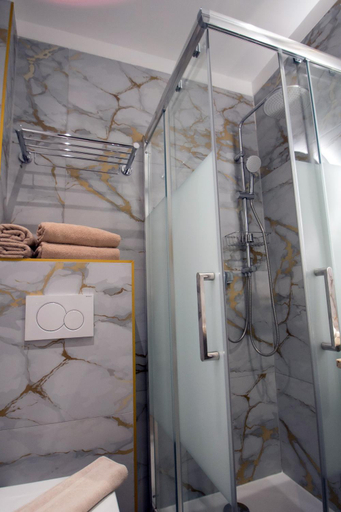 Bathroom 4, Hôtel Parisien, Alpes-Maritimes