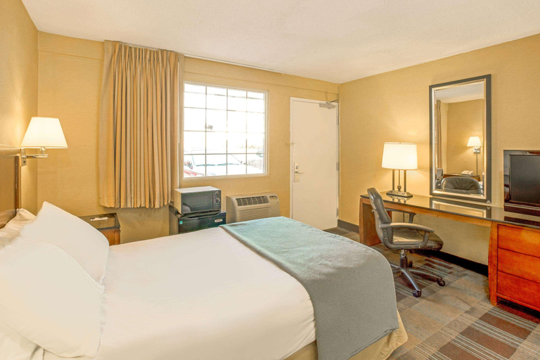 Bathroom 4, Travelodge By Wyndham Silver Spring, Montgomery