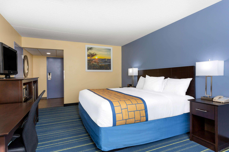 Bedroom 2, Days Inn by Wyndham Augusta, Kennebec