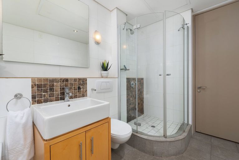 Bathroom 5, Cartwrights Corner Executive Apartment, City of Cape Town