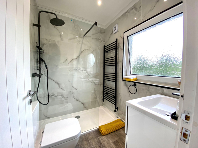 Bathroom, Captivating House in Aberdare Sleeps 6 Near Brecon, Merthyr Tydfil