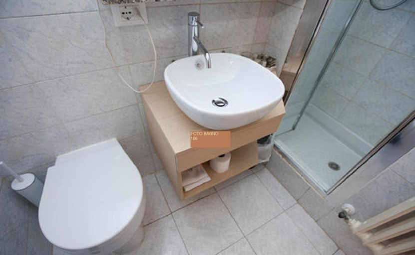 Bathroom 4, Splendid, Imperia
