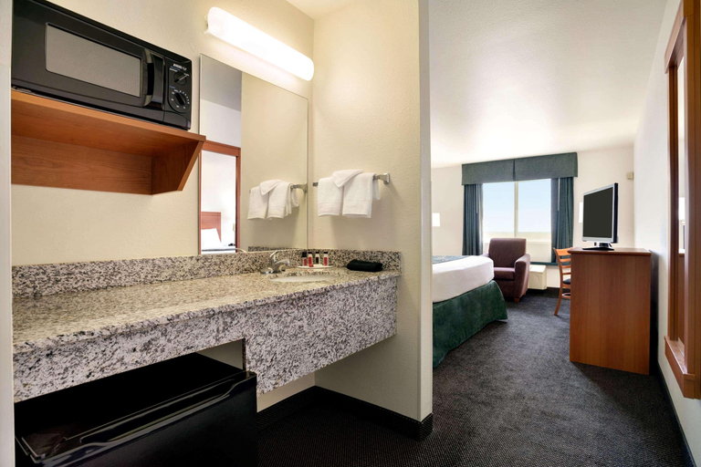 Bathroom, Travelodge by Wyndham Bill WY Thunder Basin NTL, Converse