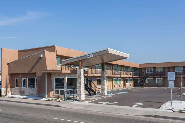 Exterior & Views, Days Inn by Wyndham Yosemite Area, Fresno