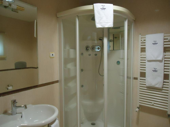 Bathroom 5, Pombeira Hotel, Guarda