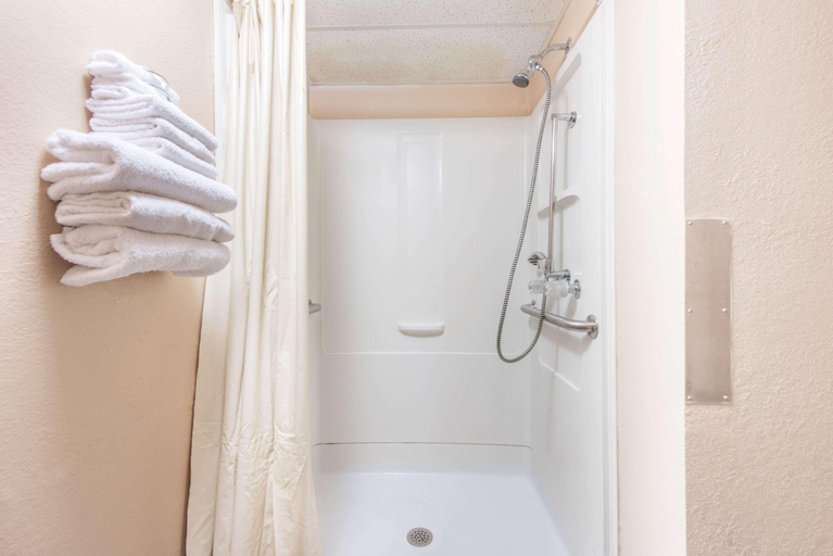Bathroom 5, Super 8 By Wyndham Sullivan, Franklin